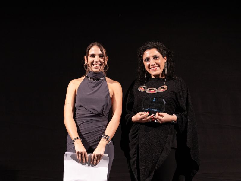 ACJ Winner, Tania Vásquez (right) receiving her award for Best in Contemporary Jewellery